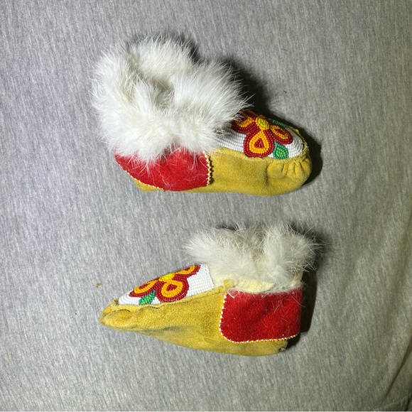 Rabbit fur and beaded floral moccasin - Picture 6 of 6